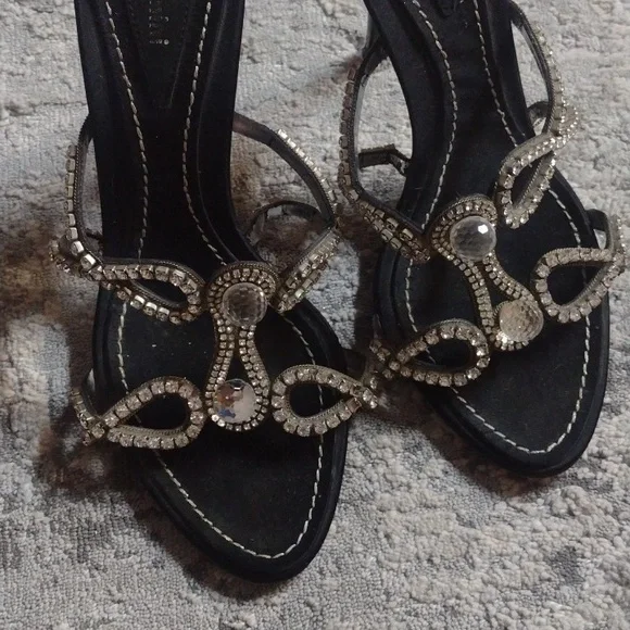 Heels Shoes - Picture 4 of 5